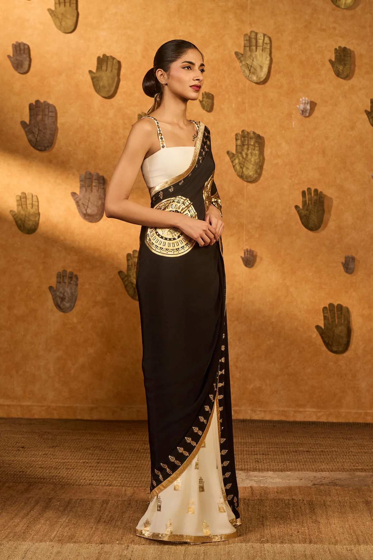 Black & White Moon Fish Saree - Image 4