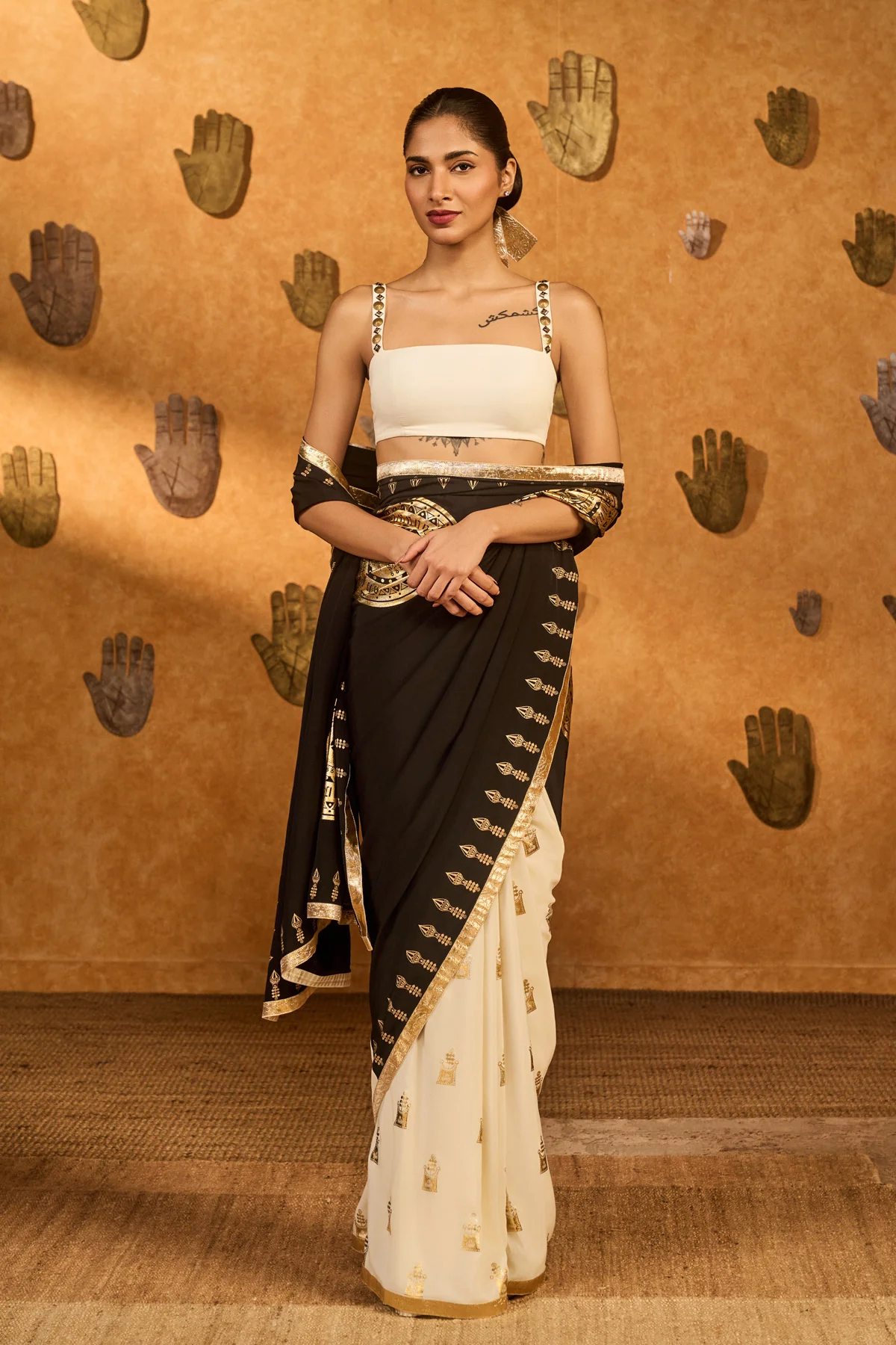 Black & White Moon Fish Saree - Image 6