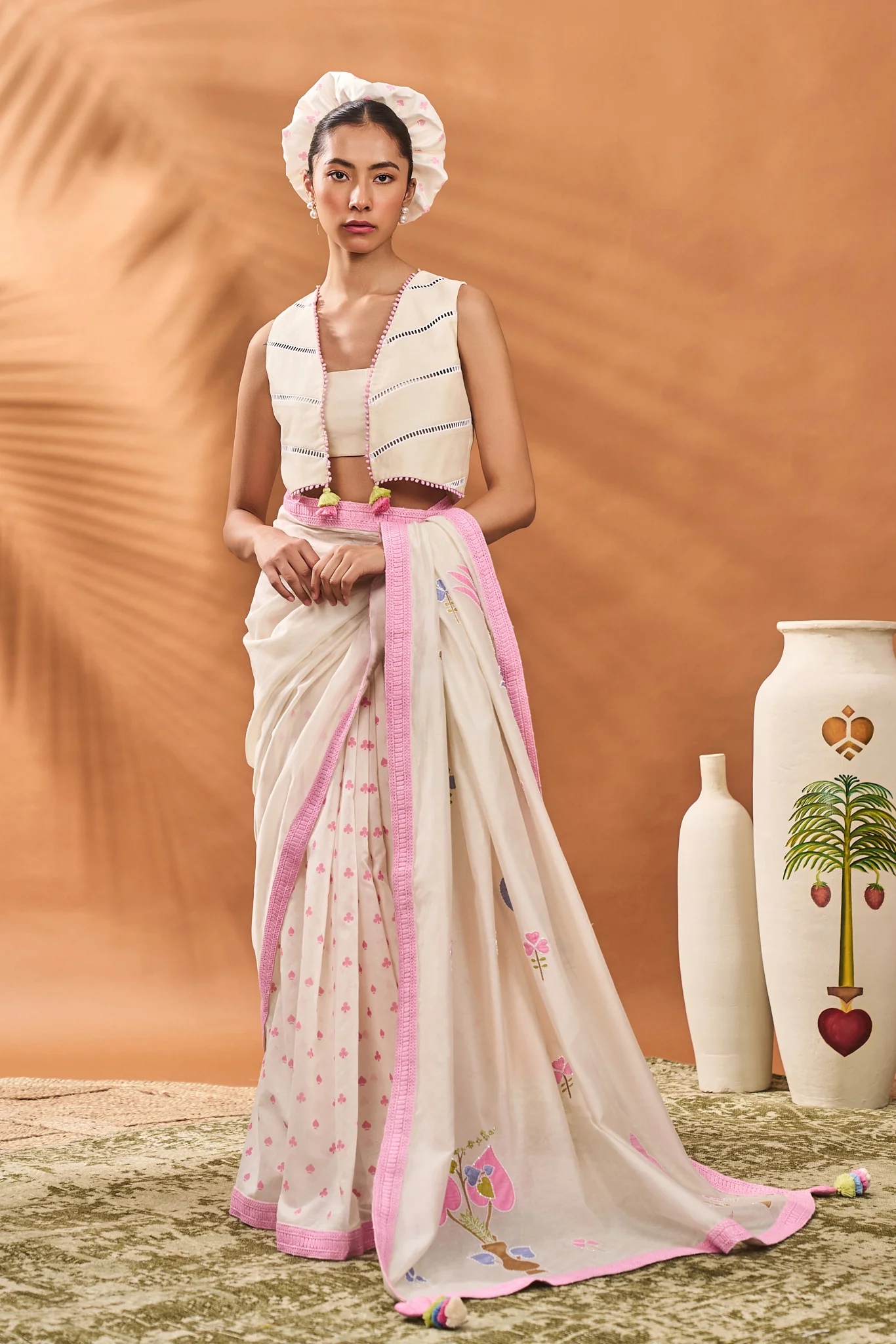 Ivory Floral Frame Saree - Image 4